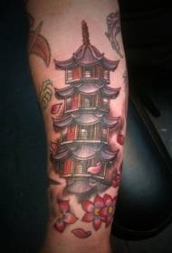 Vacker färgad asiatisk tempel med liten arm med tatueringsblommönster