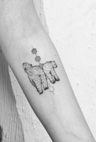 Arm musta karhu pari pieni tuore tatuointi malli