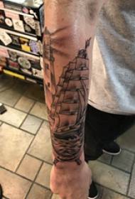Tatuointi purjevene urosopiskelijan käsivarsi mustalla harmaalla purjehdustatuoinnilla
