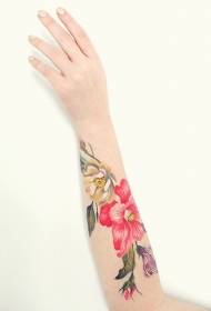 bel modello di tatuaggio con braccio a fiore