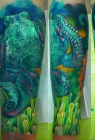 Hobotnica u boji oružja s uzorkom tetovaže podvodne biljke