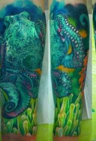 Colour octopus e nang le tattoo ea limela ka tlas'a metsi