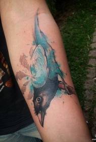 Modello di tatuaggio corvo europeo e americano con inchiostro splash color braccio