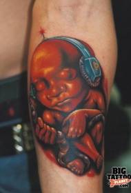 Braccio di colore strano modello di tatuaggio auricolare embrione umano