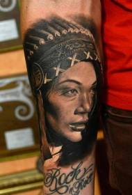 Arm realistiska indiska flickastående tatuering mönster