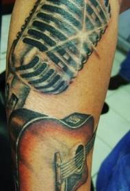 Tatuaje de guitarra de micrófono flash realista de cor brazo