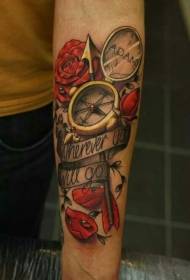 Braccio colorato di rosa rossa e motivo tatuaggio bussola