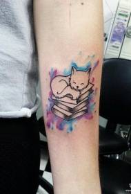 Малък цвят на ръката малък свеж пръскане мастило модел котка книга татуировка