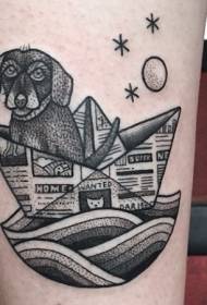 Modello di tatuaggio di barca di carta con piccolo braccio nero divertente cane spinoso