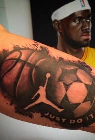 大臂黑白籃球足球和字母紋身圖案