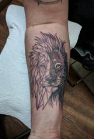 獅子王紋身男學生手臂上黑灰色獅子王紋身圖片