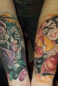 Ant klouno tatuiruotės paveikslo ant rankos nutapyta klounų tatuiruotės mergina