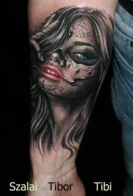 Modello di tatuaggio ritratto femminile colorato stile realistico del braccio