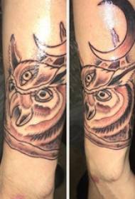 Tatuaż sowa mężczyzna student z ramieniem na obrazie tatuaż sowa i księżyc