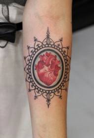 Širdies tatuiruotės raštas rankos spalvos rėmelyje