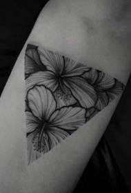 小さな腕の美しい黒い三角形の花のタトゥーパターン