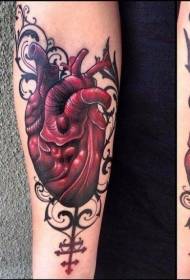 Sievietes rokas krāsas reālistisks sirds tetovējuma attēls