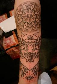 Arm podivné stvoření s mnoha vzory oční tetování