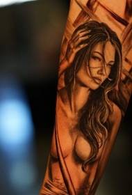 Modello di tatuaggio femminile nudo sexy di colore realistico del braccio