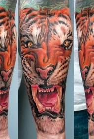 Tatuaggio di tigre scorpione colorato in stile realistico braccio