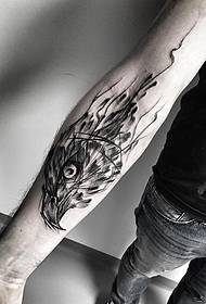 Patrón de tatuaxe ao estilo de tinta e pluma de aguia brazo masculino