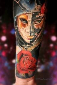 Braccio maschera di colore nuovo stile donna e tatuaggio rosa