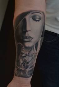 Naoružajte se žensko lice u stilu realizma sa tetovažom muzičara
