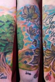Árbore grande natural de cores con brazo con tatuaxe de follas