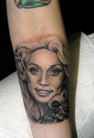 Modello grigio del tatuaggio del ritratto femminile dell'incisione senior del braccio