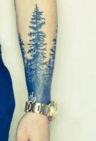 男手臂藍色雲杉樹紋身圖案
