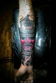 Patrón de tatuaje de máscara de samurai de color de brazo pequeño
