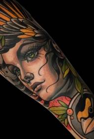 Braccio colorato bellezza con motivo tatuaggio uccello