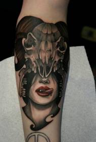Pattern di tatuaggi di donna vampire sanguinosa di culore bracciu