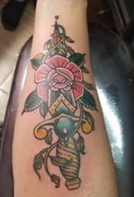匕首纹身图案  女生小臂上匕首和花朵纹身图片