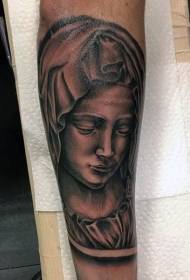 dona de braç negre i patró de tatuatge de caputxa