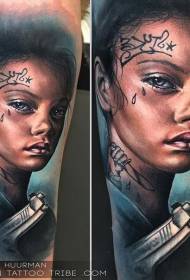 Besoaren koloreko emakumearen erretratua pistolazko tatuaje ereduarekin