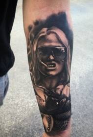 Gruaja cigare realiste e duhanit me model tatuazhi pistoletë