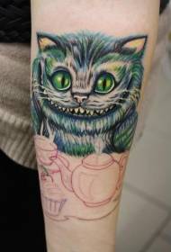 Gatto imbronciato dalle braccia piccole con tazza da tè e motivo tatuaggio a torta