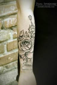 手臂黑色线条的玫瑰纹身图案