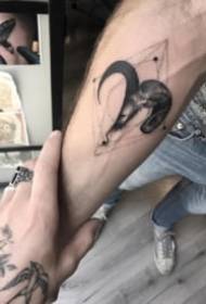 Mustat ja harmaat 9 pientä pistettyä tatuointikuvaa pienaseilla