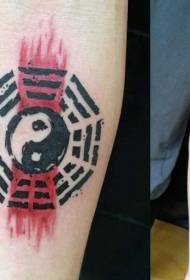 Hapones nga tradisyonal nga yin ug Yang nga pattern sa tattoo sa bukton