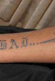 Arm lang inskripsie met 'n tatoeëringpatroon