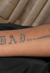 Iscrizione lunga sul braccio con motivo tatuaggio personaggio