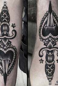 Modello di tatuaggio cuore braccio pugnale scuola a casa