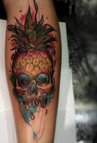 Ръчна илюстрация оцветен ананас с модел на татуировка на черепа