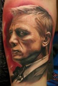 Barvni moški portretni tatoo v stilu realizma roke