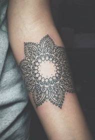 Wzór tatuażu ramię czarny kwiat mandali