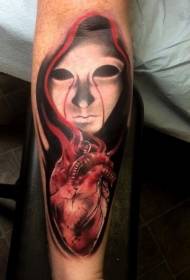 Boja ruke jeziva žena sa tetovažom na srcu