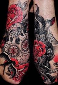Рука симпатичный яркий цветной сахарный череп татуировки