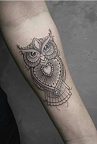 Maliit na linya ng braso ng owl na hugis ng pattern ng tattoo